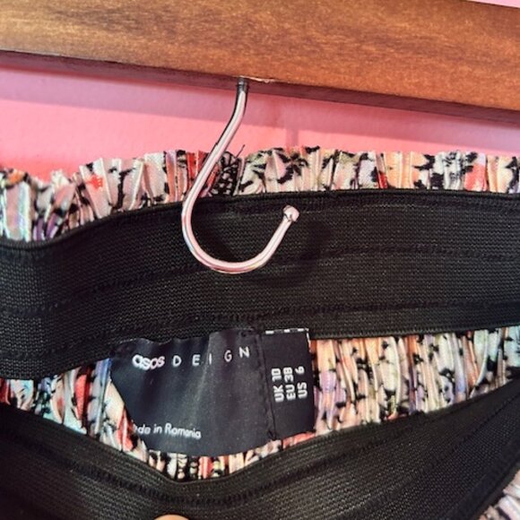 ASOS DESIGN plisse shorts in dark based floral - US 6 - Picture 5 of 10